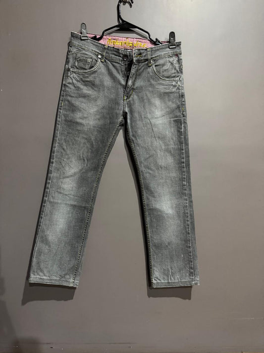 GREY JEANS